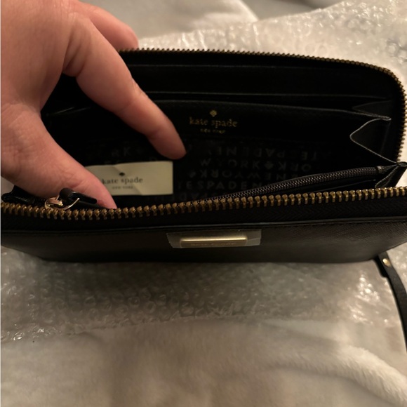 New without tag KATE SPADE zip around wallet. - Picture 6 of 11